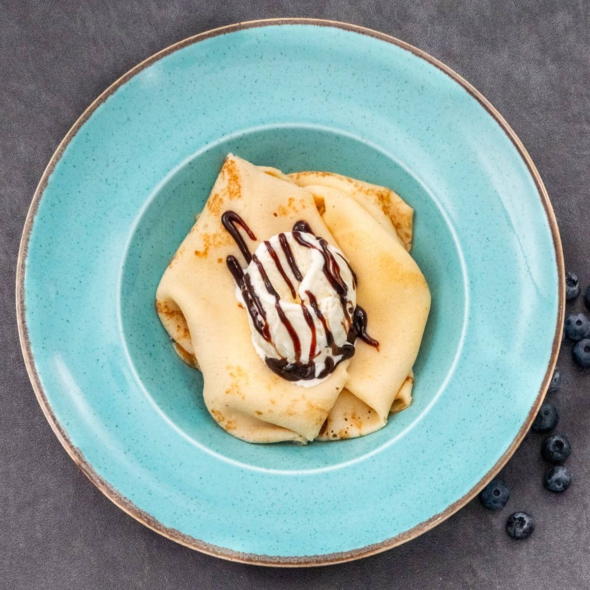 Clătite cu ciocolată și înghețată